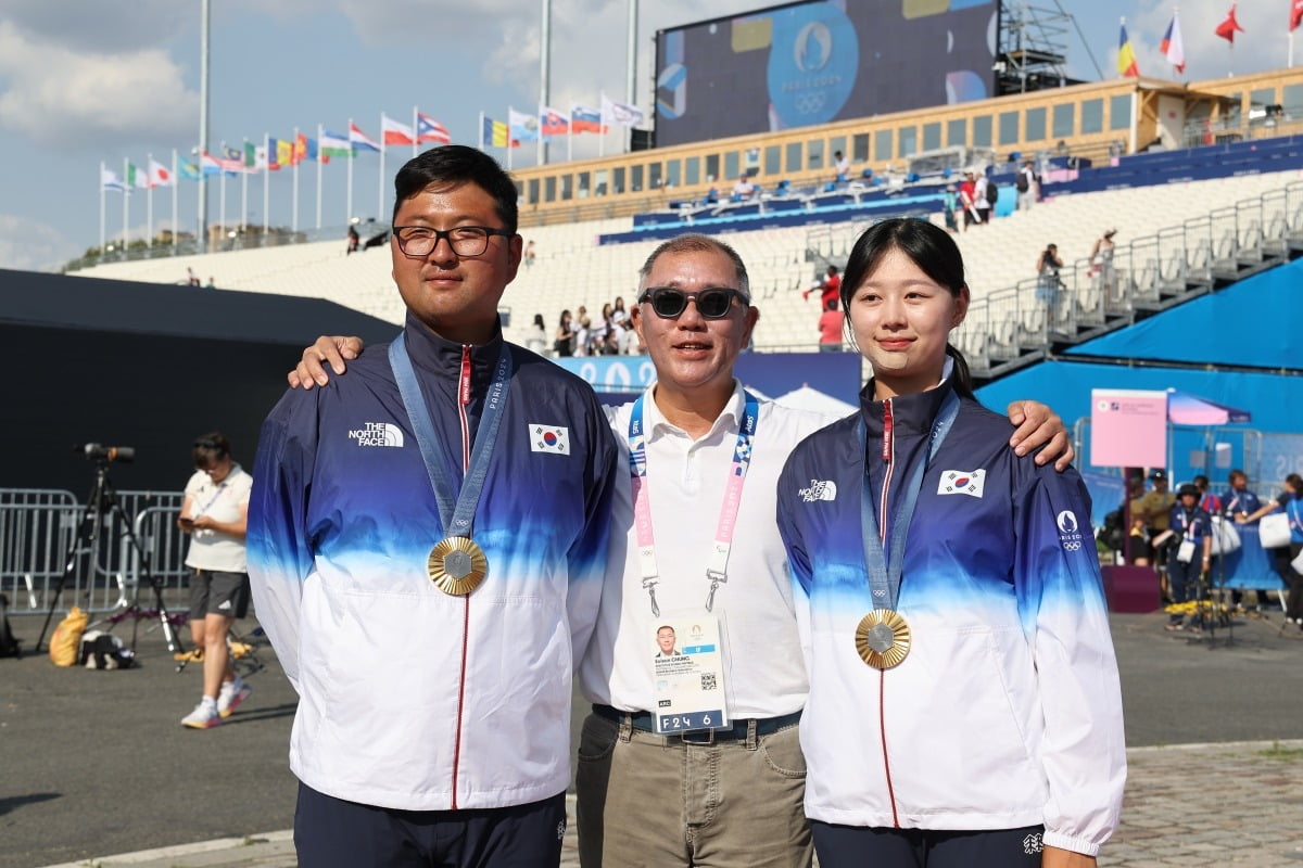 정의선 현대차그룹 회장이 8월 2일(현지 시간) 프랑스 파리 레쟁발리드에서 2024 파리 올림픽 양궁 혼성 단체전에서 금메달을 딴 김우진-임시현과 만나 기념사진을 찍고 있다. 사진=연합뉴스