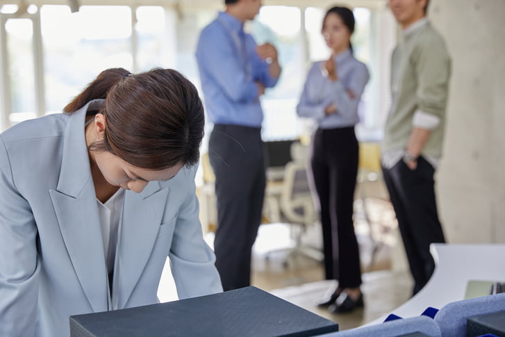 직장 내 괴롭힘 신고했더니 책상 빼거나, 더 괴롭히기도···'2차 가해' 심각