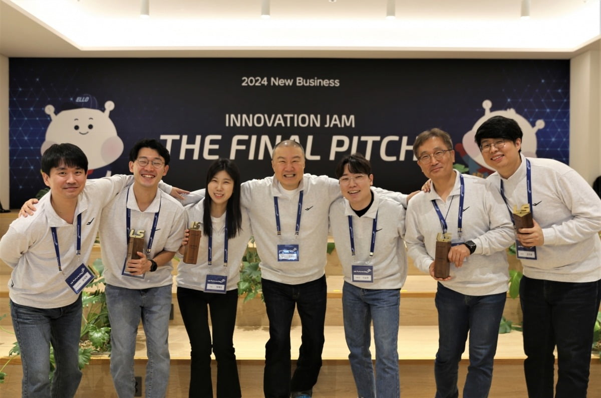  27일 안양 LS타워에서 개최된 LS Future Day에서 구자은 LS그룹 회장(가운데)이 'Innovation JAM Final Pitch'에 참여한 임직원들과 함께 기념사진을 촬영하고 있다. 사진=LS그룹