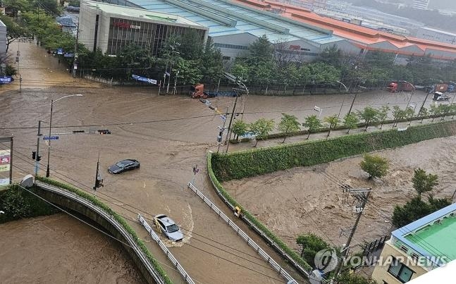 땅 꺼지고, 산사태에, 아스팔트도 뜯겨…전국 곳곳 '물폭탄'(종합)