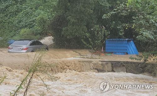 땅 꺼지고, 산사태에, 아스팔트도 뜯겨…전국 곳곳 '물폭탄'(종합)