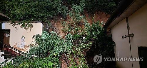 땅 꺼지고, 산사태에, 아스팔트도 뜯겨…전국 곳곳 '물폭탄'(종합)