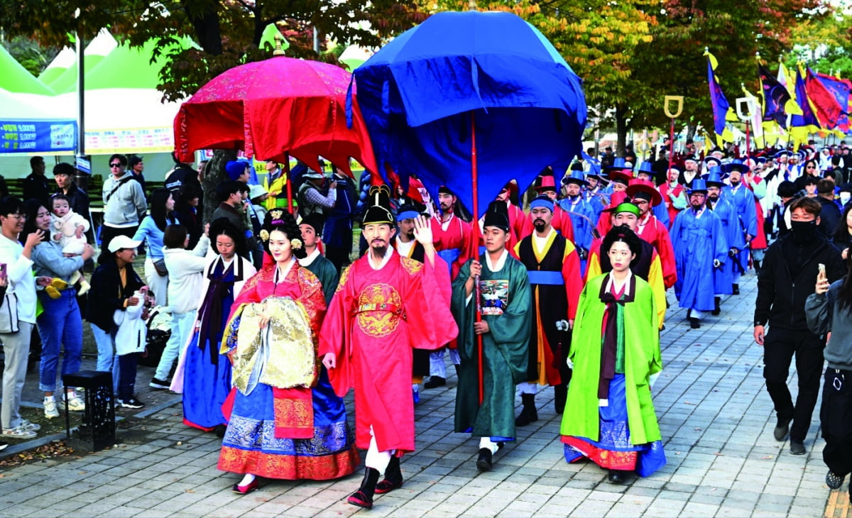 축제의 시작을 알리는 어가 행렬. 사진=청주시