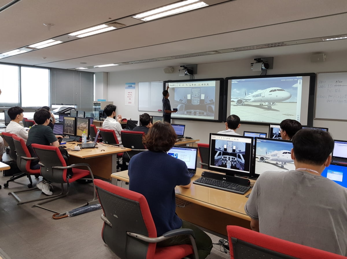 인하항공전문학교, A320F·A330 기종교육 이수자 2명 대한항공 취업 성공