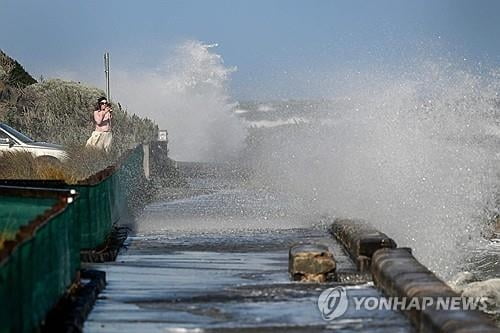 '겨울인데 30도라니'...호주 악천후에 1명 사망