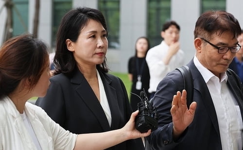 '법카 유용 의혹' 김혜경, 검찰 조사서 "진술 거부"