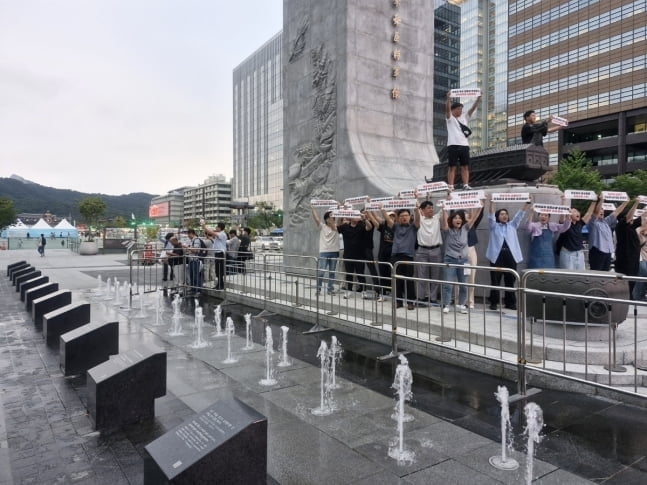 이순신 동상 올라가 '한일회담 반대' 기습 시위