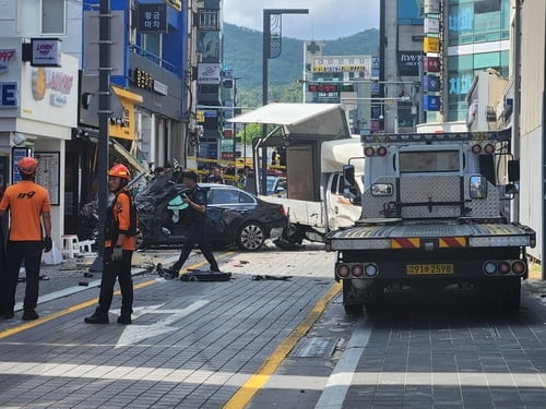 인도 돌진한 벤츠에 2명 심정지..."급발진" 주장