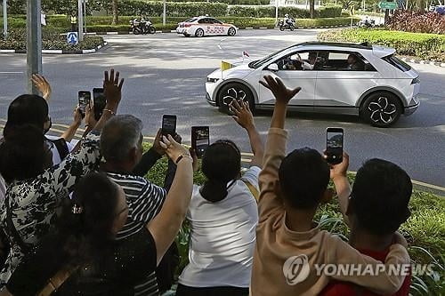 "교황님이 탑니다"…韓전기차 들썩