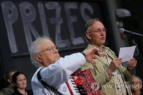 '거기로 숨쉴 수 있을까'...올해 '깔깔 노벨상' 수상