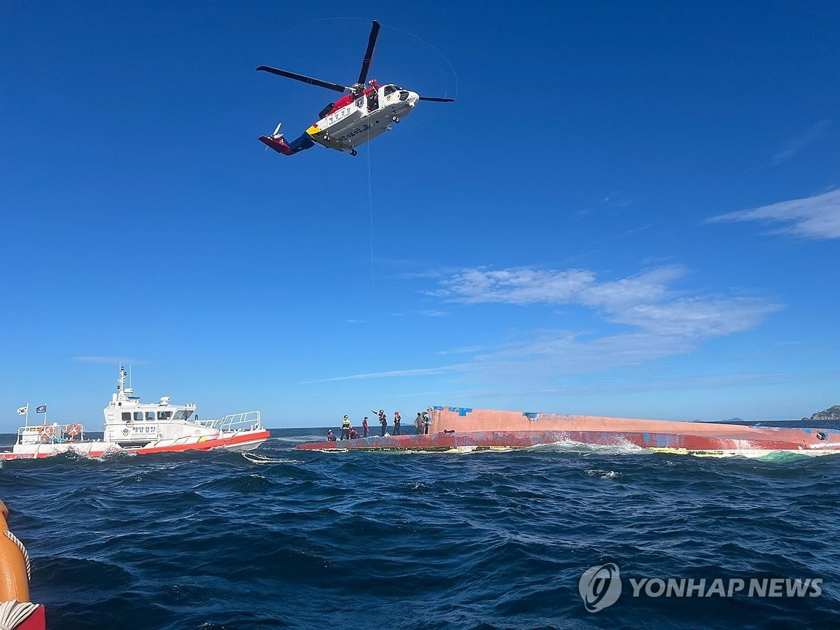 군산 해상서 어선 뒤집혀…선원 3명 사망