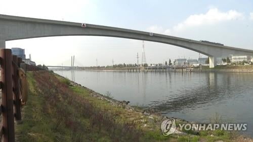 인천 수로에 뜬 시신..."신체 일부 사라져"