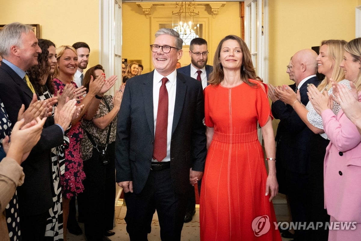 영국 총리, 부인 '고가옷' 선물받고 늑장 신고 논란