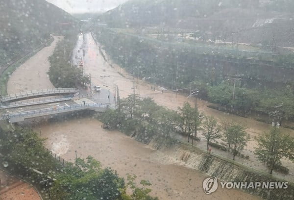 "부산 조만강 범람…인근 주민 대피 권고"