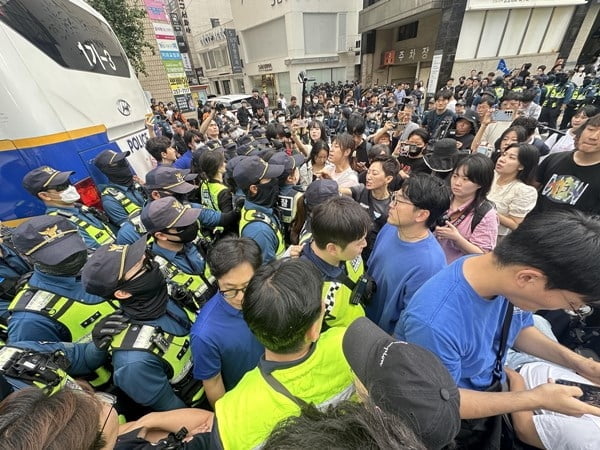 대구 퀴어축제 올해도 마찰…1시간 대치 끝 지연 개최