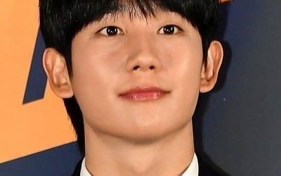 Jung Hae-in earned 2.8 billion won sitting down