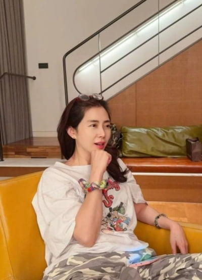 '♥설경구' 송윤아, 51세에 완벽히 소화한 '밀리터리 룩' 무결점 피부는 덤