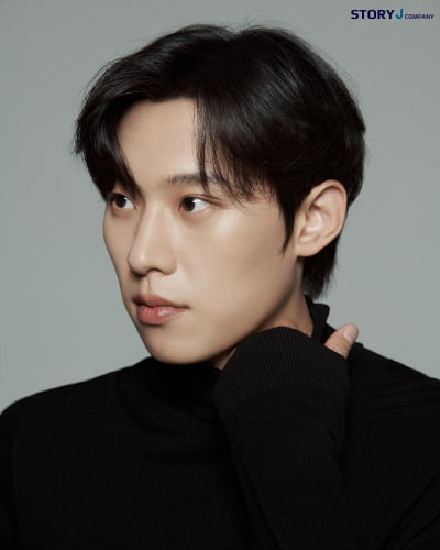 Kim Sung-cheol Unveils Mature New Profile Photos