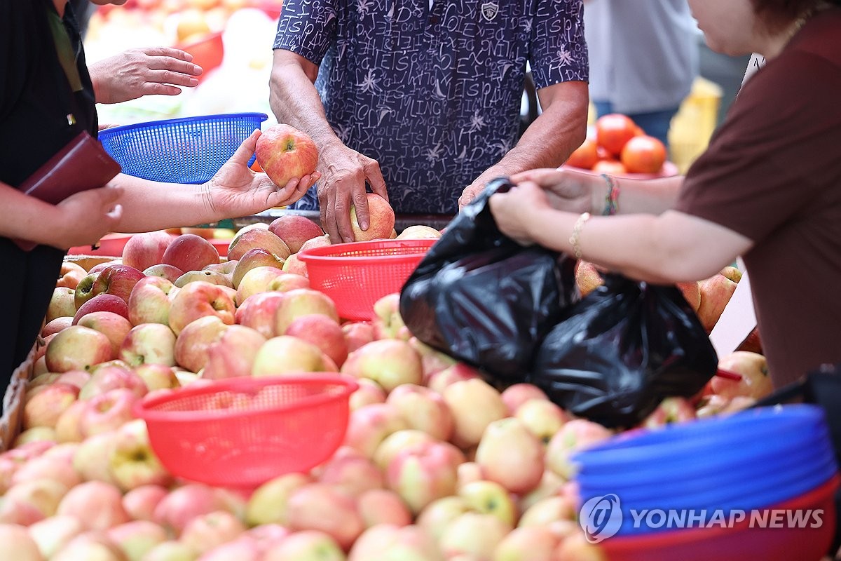 8월 소비자물가 2.0% 상승…3년5개월 만에 최저