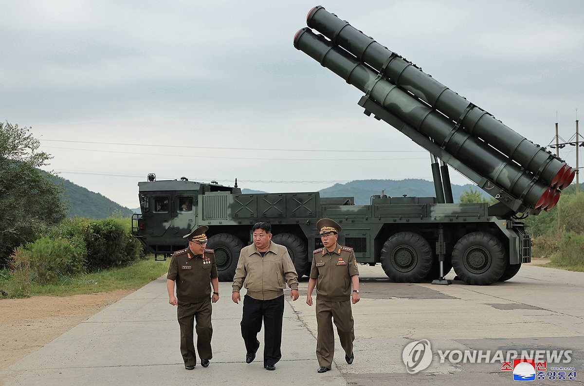 북한, 단거리탄도미사일 도발…고농축우라늄 시설 공개 닷새만(종합)