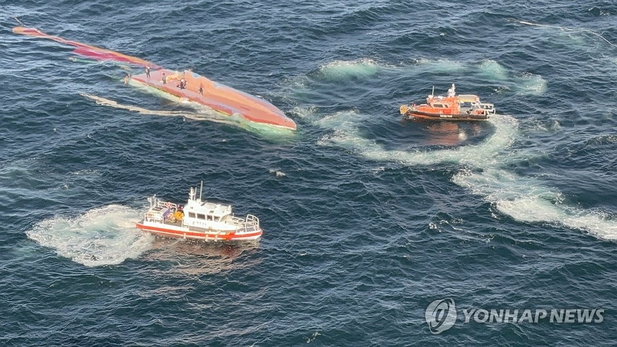 군산 해상서 어선 전복…구조된 선원 8명 중 3명 사망(종합2보)