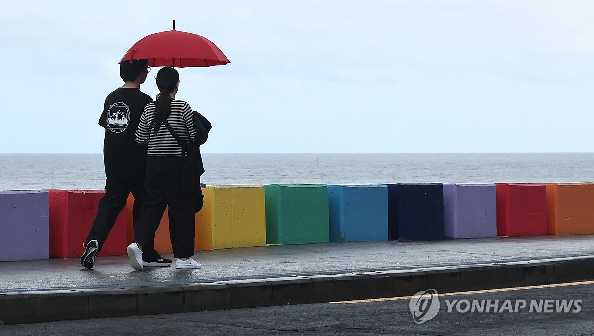 전국 구름 많고 곳곳에 비…내륙은 일교차 주의