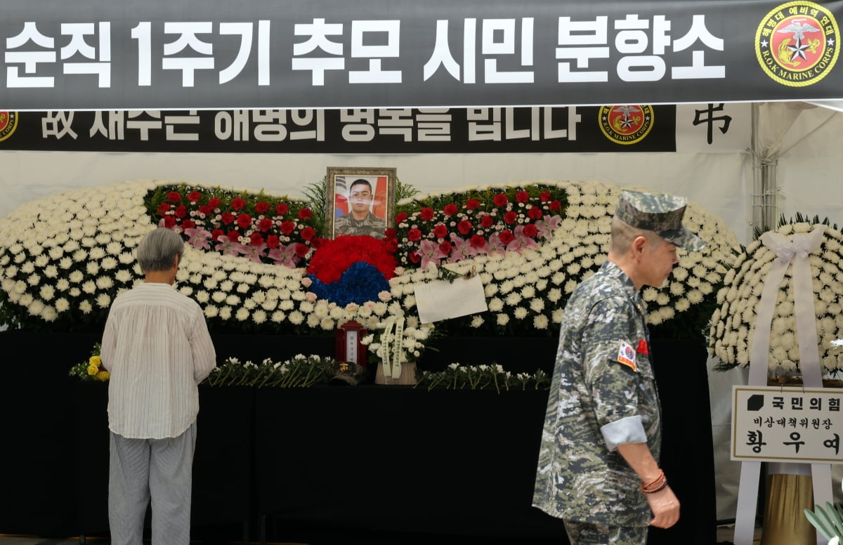 해병대 채상병 순직 1주기인 19일 청계광장 시민분향소에서 한 시민이 추모하고 있다. / 사진=연합뉴스