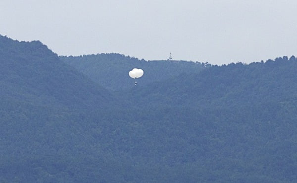 지난 7월 24일 오전 경기도 파주시 오두산 통일전망대에서 바라본 북한 황해북도 개풍군에서 북한의 오물 풍선이 하늘 위로 떠오르고 있다. 사진=연합온라인카지노