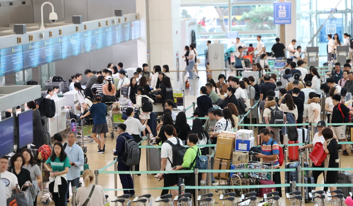 인천국제공항 제1여객터미널 출국장이 해외로 떠나려는 여행객으로 붐비고 있다. 사진=연합뉴스