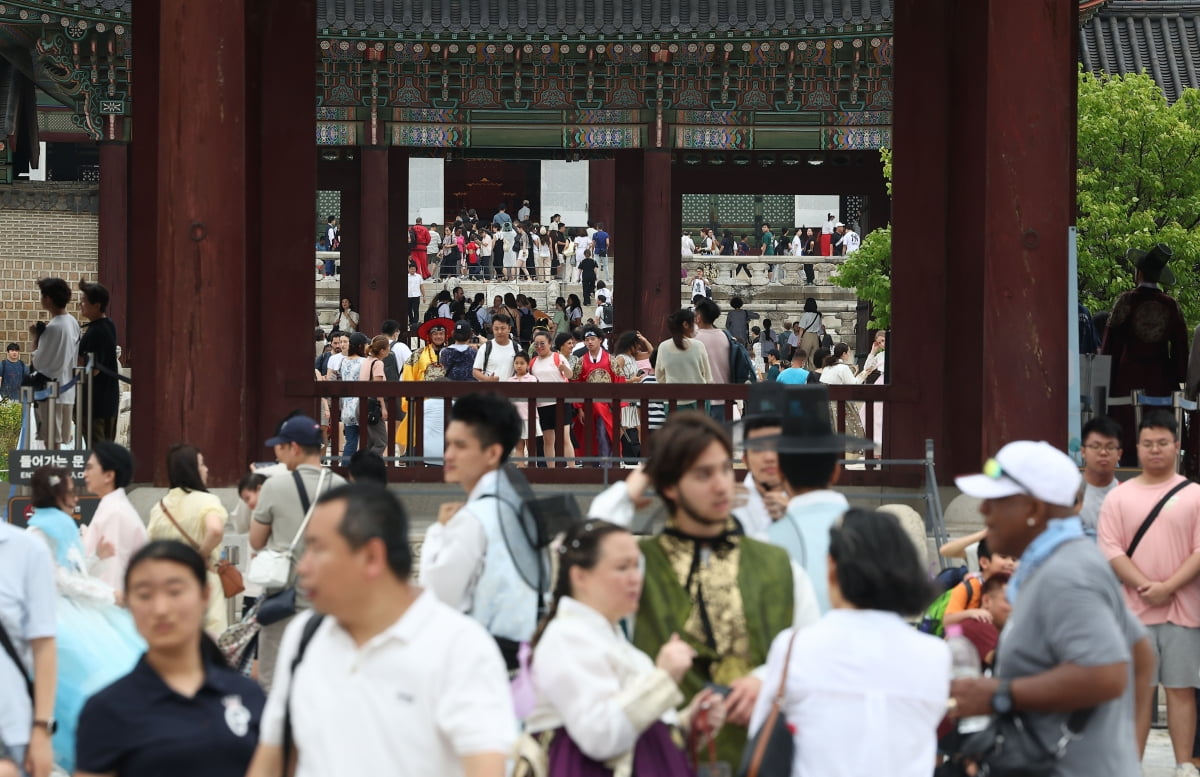 관광객들이 서울 경복궁을 둘러보고 있다. 사진=연합뉴스