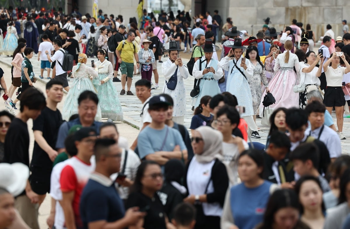 서울 경복궁을 찾은 관광객들이 걸어가고 있다. 기사의 이해를 돕기 위한 사진. 사진=연합뉴스