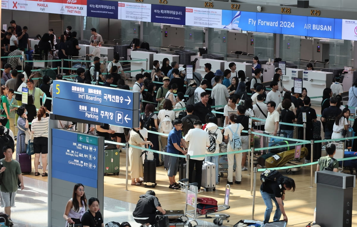 인천국제공항 출국장이 여행객으로 붐비고 있다. 사진=연합뉴스