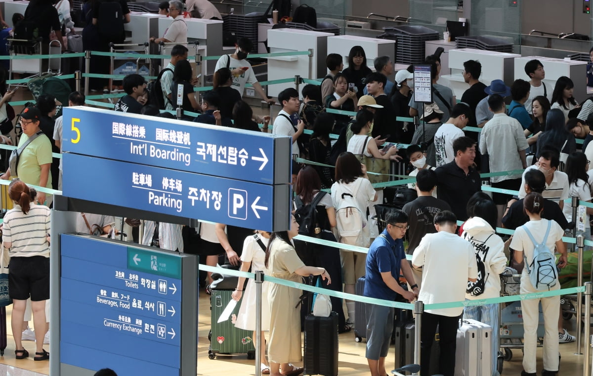 인천국제공항 1터미널 출국장이 해외로 떠나려는 슬롯사이트 볼트객들로 붐비고 있다. 사진=연합뉴스