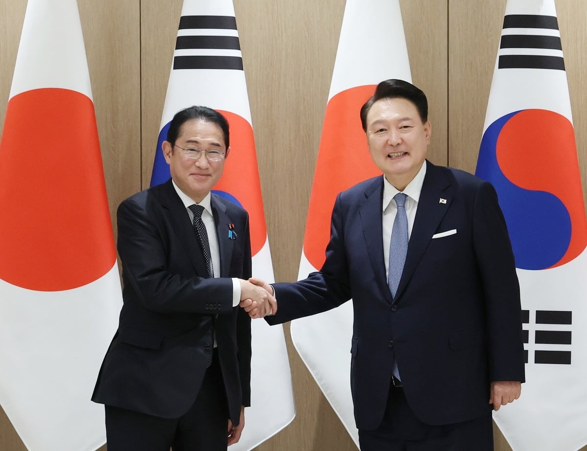  윤석열 대통령이 6일 서울 용산 대통령실에서 열린 한일 확대 정상회담에서 기시다 후미오 일본 총리와 악수하고 있다. /사진=연합뉴스