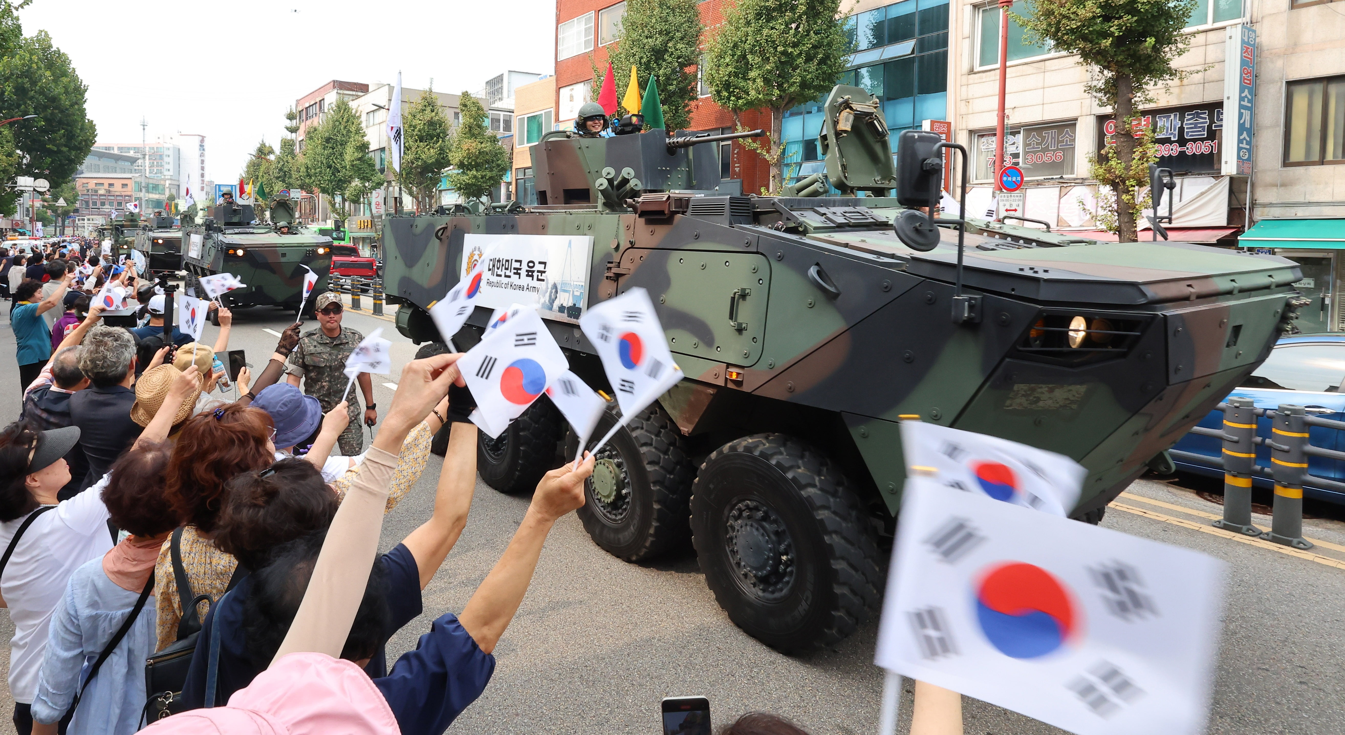 지난 11일 인천 중구 유동삼거리 인근에서 진행된  '제74주년 인천상륙작전 전승 기념 시가행진' / 사진=연합뉴스