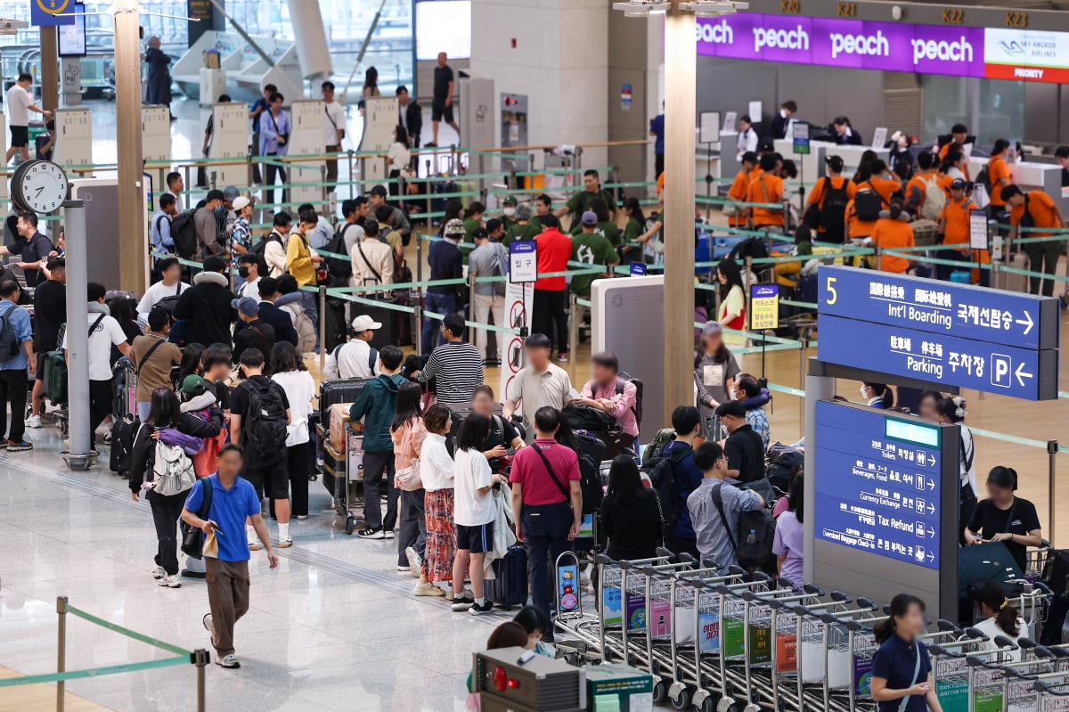  인천국제공항 제1여객터미널 출국장이 여행객 등으로 붐비고 있다. 사진=연합뉴스