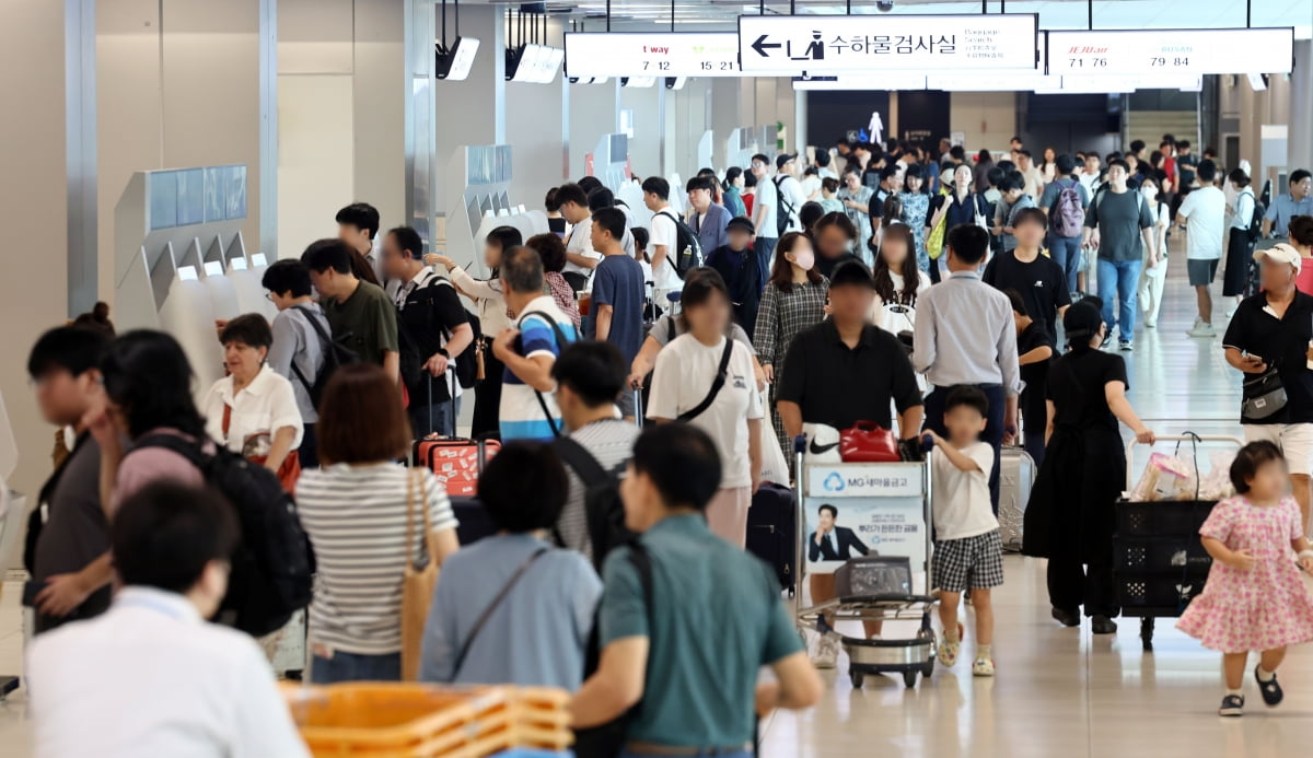 추석 연휴가 시작된 이달 14일 서울 강서구 김포공항 출국장에서 시민들이 탑승수속을 위해 이동하고 있다. /사진=연합뉴스