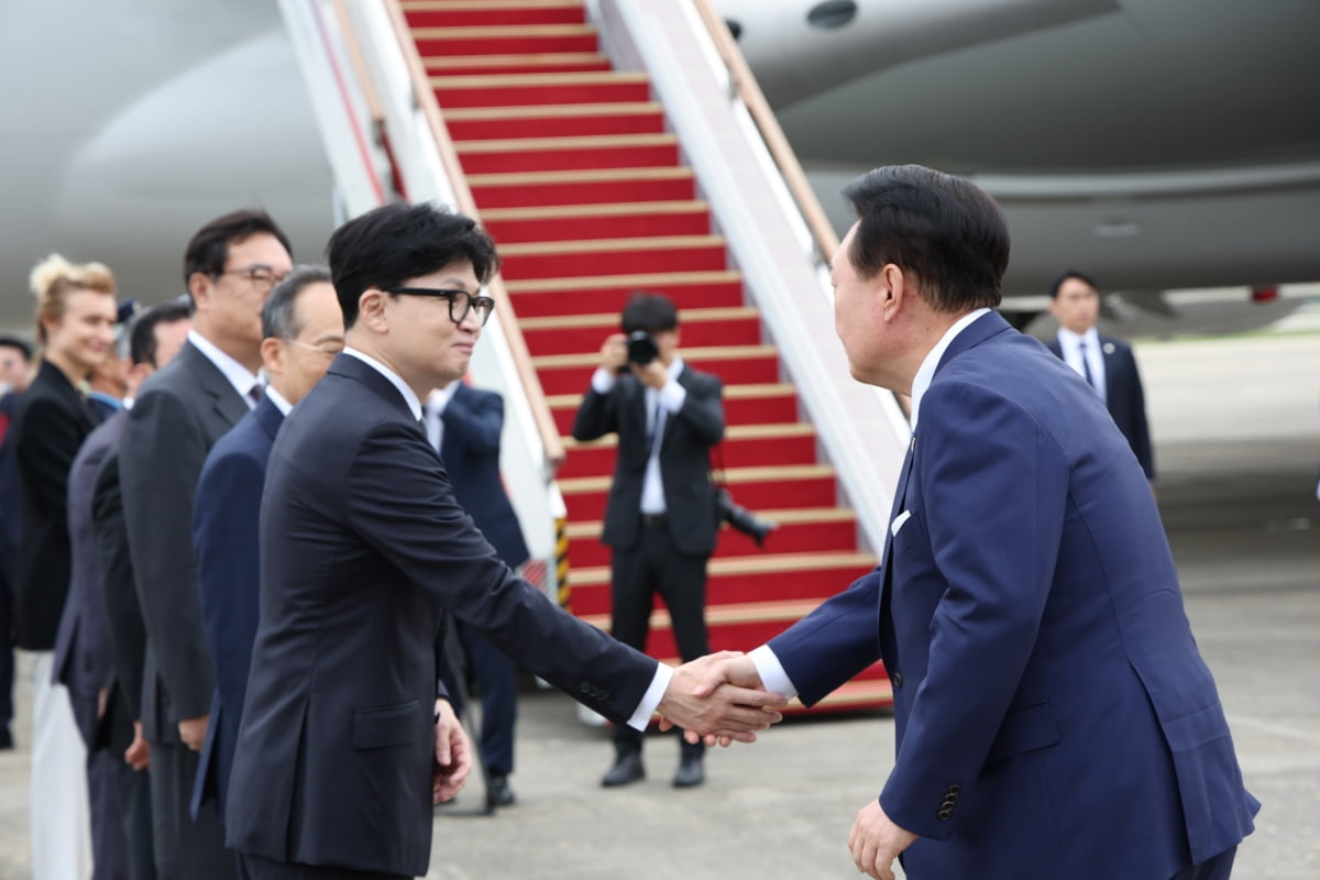 윤석열 대통령이 지난 19일 오전 경기도 성남시 서울공항에서 체코로 출국하기 전 한동훈 국민의힘 대표와 인사하고 있다./ 사진=연합뉴스