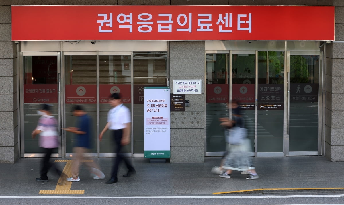 19일 오전 서울 시내의 한 대형병원 응급의료센터 앞으로 시민들이 지나고 있다./사진=연합뉴스