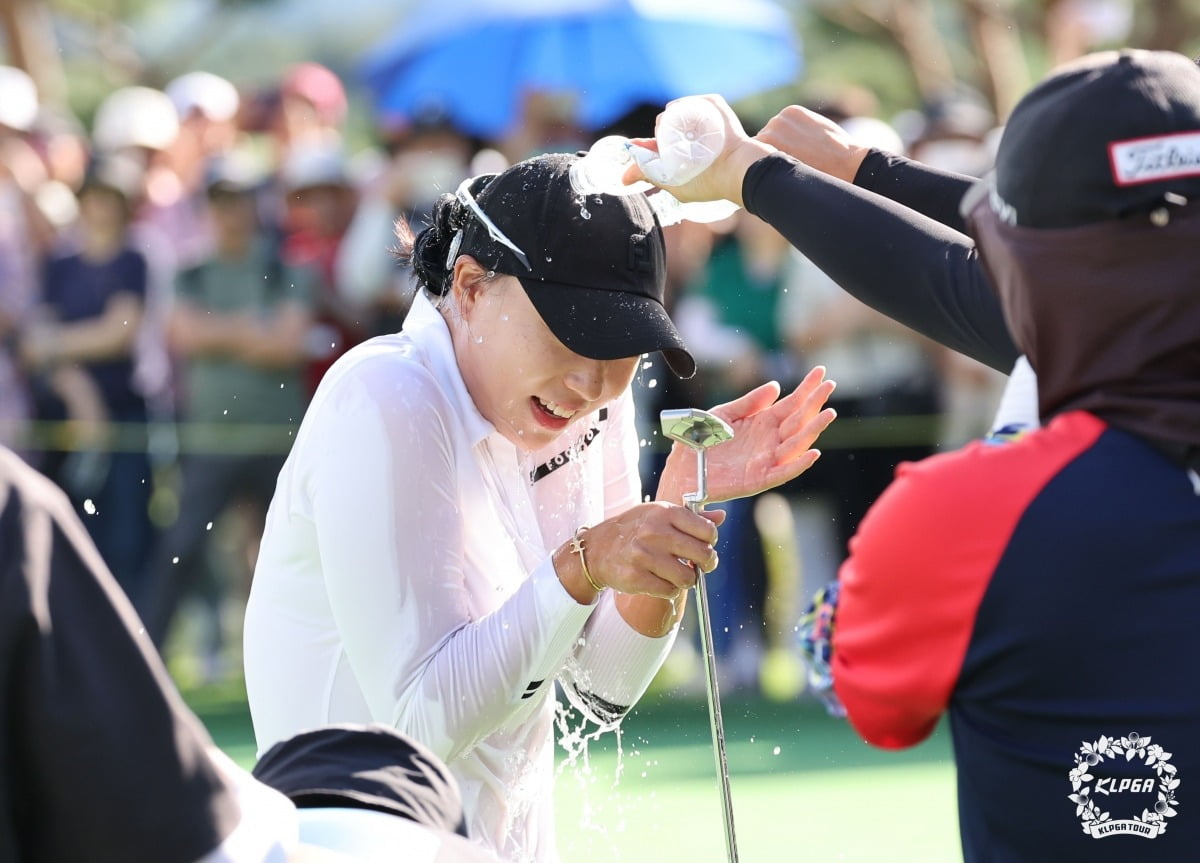 문정민이 22일 경기 파주시 서원밸리CC에서 열린 '대보 하우스디 오픈' 마지막 라운드에서 우승 후 축하 물세례를 받고 있다. 사진=연합뉴스