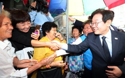 영광 찾은 이재명 "年100만원 기본소득"…與 "새로운 공약 없나"