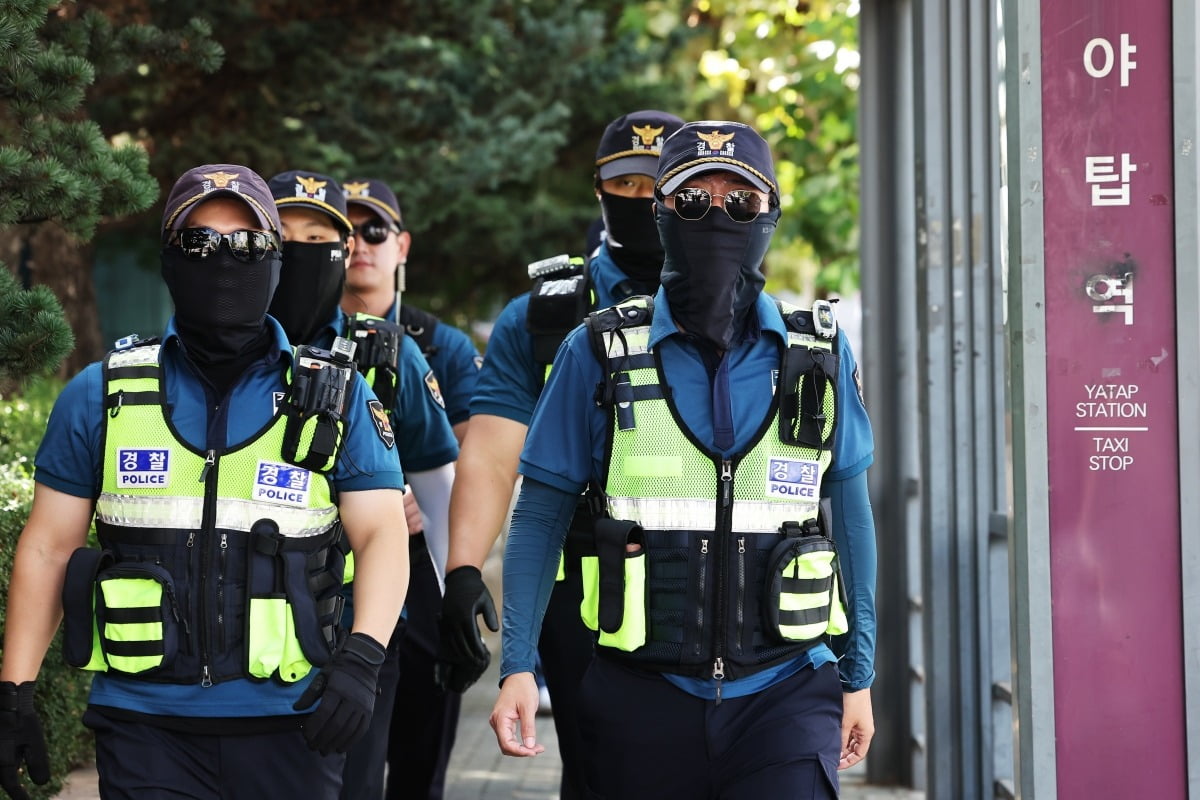 최근 흉기 난동 예고 글이 올라온 경기도 성남시 수인분당선 야탑역에서 경찰이 순찰하고 있다. 사진=연합뉴스