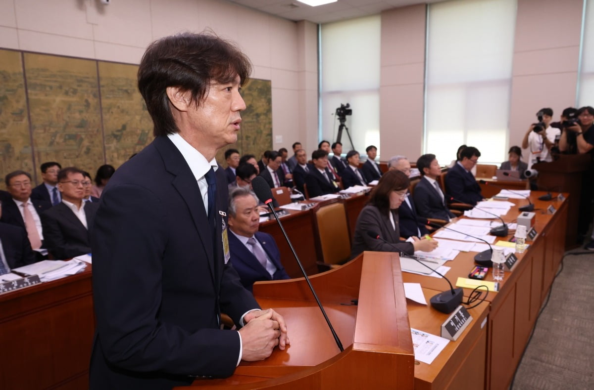 축구 국가대표팀 홍명보 카지노 잭팟 금액이 24일 국회에서 열린 문화체육관광위원회 전체회의에 출석, 의원 질의에 답하고 있다. 사진=연합뉴스