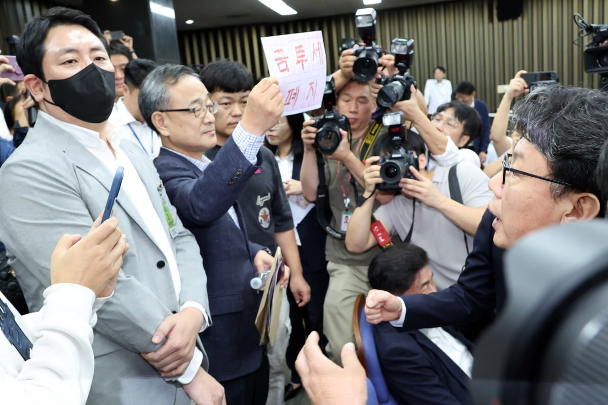 24일 오전 서울 여의도 국회에서 '행복하고 정의로운 대한민국, 금융투자소득세 시행은 어떻게?'라는 주제로 열린 더불어민주당 정책 디베이트에서 개인투자자 단체인 한국주식투자자연합회(한투연) 회원들이 토론 방청을 막는 것에 대해 항의하며 금투세 폐지를 촉구하고 있다./ 사진=연합뉴스