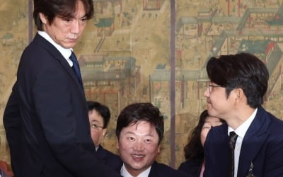 '어색한 악수'…박주호 눈 피하는 홍명보 감독 '포착'