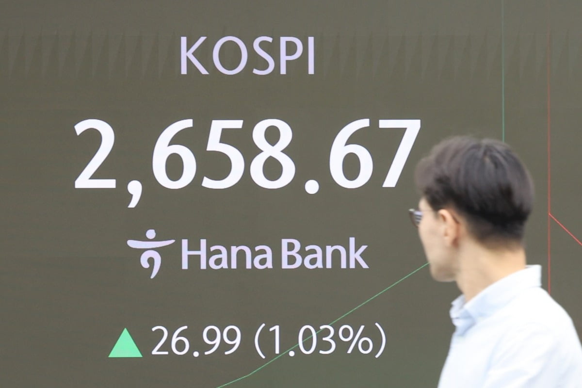 25일 오전 서울 중구 하나은행 본점 딜링룸에서 딜러가 업무를 보고 있다./사진=연합우리 카지노