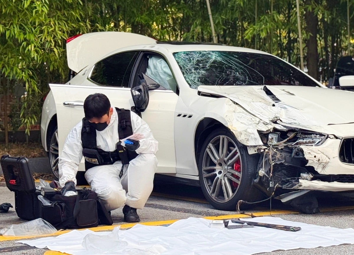  지난 25일 오후 광주 서부경찰서에서 국립과학수사연구원 관계자들이 '음주 뺑소니 사망사고' 차량인 마세라티를 대상으로 정밀 감정을 하고 있다.  사진=연합뉴스