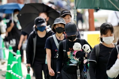 검은색 옷 맞춰입고 '오열'…日 판다 '중국행'에 벌어진 일