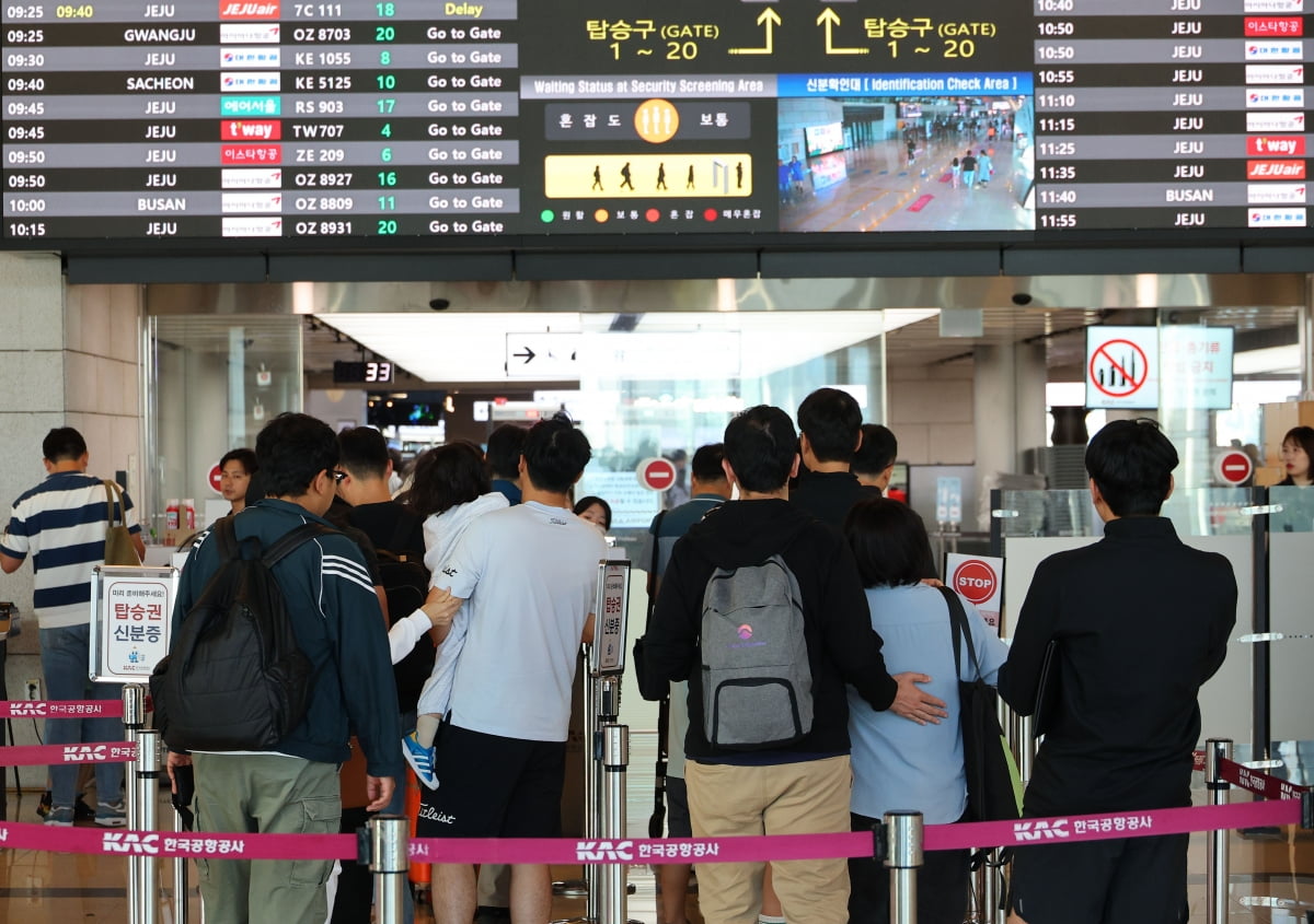 29일 오전 서울 강서구 김포공항 출국장에서 시민들이 탑승수속을 위해 이동하고 있다. 사진=연합뉴스