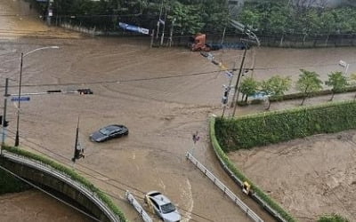 땅 꺼지고, 산사태에, 아스팔트도 뜯겨…전국 곳곳 '물폭탄'(종합)